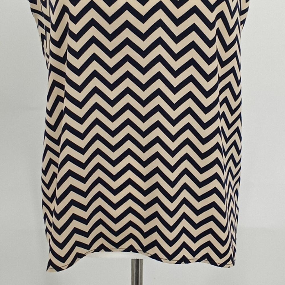 Olive & Oak Women's Navy & Tan Chevron Stripe Sleeveless V Neck Top Size Medium - Picture 3 of 11